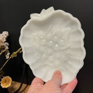 🤍Vintage Milk Glass Dish – Grape Motif – Leaf Shape